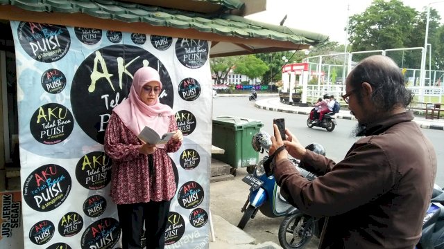 Ria Setiani kembali baca puisi yang direkam oleh HE Benyamine. (Foto: Rahim Arza)