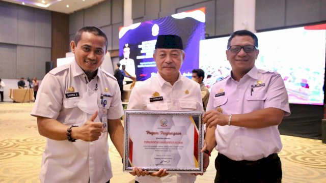 Wakil Bupati Gowa Abd. Rauf Malaganni saat menerima penghargaan dari Pemerintah Provinsi Sulawesi Selatan, Rabu (10/08). (Dok. Humas Gowa)