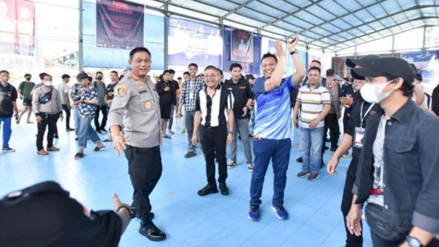 Kapolrestabes Makassar Kombes Pol Budhi Haryanto, bersama Direktur Utama PDAM Kota Makassar Beni Iskandar, saat membuka Pertandingan Futsal Competition, Kamis (11/08/2022). (Istimewa)