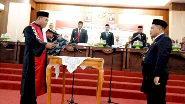 Ketua Pengadilan Negeri PN Raha, Sukamto mengambil sumpah Irwan sebagai Ketua DPRD Muna sisa masa jabatan 2019-2024, Kamis (11/08/2022). (FOTO. Rustam/Republiknews.Co.Id.)