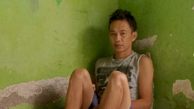 Daeng Sirua, yang bekerja sebagai pedagang sayur ditetapkan tersangka oleh polres Gowa setelah dituduh melakukan pengeroyokan, ia terbaring sakit di rumahnya di Kelurahan Bonto-bontoa Kabupaten Gowa, akibat penyakit usus turun yang dideritanya, dan mengurus dua orang anaknya yang masih butuh kasih sayang ibunya yang kini ditangkap. (Istimewa)