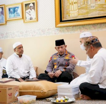 Takziah ke Rumah Duka Habib Zen Bin Umar, Kapolri: Beliau Saya Anggap Ayah Sendiri
