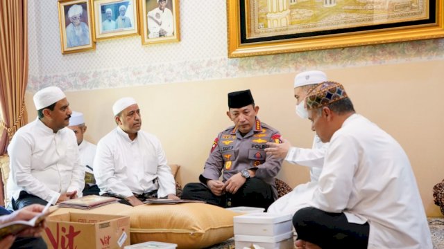 Kapolri Jenderal Pol Listyo Sigit Prabowo, saat takziah di Rumah Duka Habib Zen bin Umar. (Foto: Istimewa)