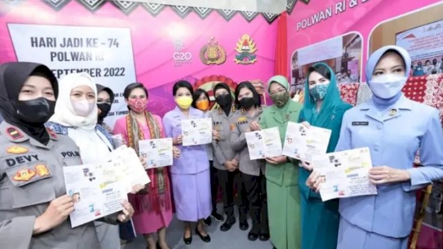 Ketua Umum Bhayangkari Ny. Juliati Sigit Prabowo Mengunjungi Salah Satu Stand di KBN 2022. (Istimewa)