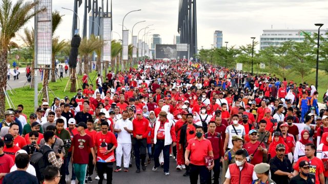 Gubernur Sulsel Andi Sudirman Sulaiman, saat mengikuti jalan santai Sulsel Anti Mager di Kawasan CPI Kota Makassar, Jumat (12/08/2022). (Istimewa)