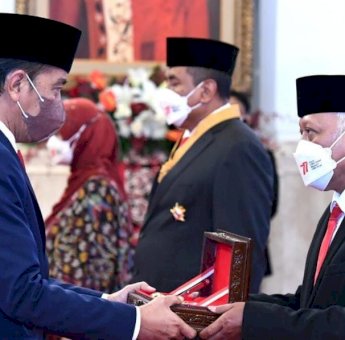 Presiden Jokowi Anugerahkan Tanda Kehormatan Bagi 127 Tokoh