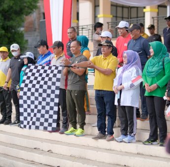 Serahkan Bendera Merah Putih, Bupati Soppeng Lepas Gerak Jalan Santai Antar SKPD dan Gerak Jalan Indah Gapoktan