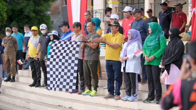 Bupati Soppeng, Andi Kaswadi Razak melepas gerak jalan Indah dan gerak jalan santai Gapoktan tingkat Kabupaten Soppeng, Jumat 12 Agustus 2022. (Istimewa)