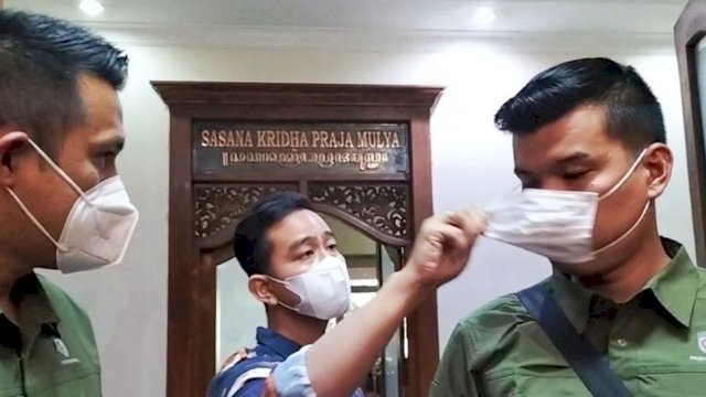 Tangkapan Layar Video Kemarahan Walikota Rakabuming Kepada Misbah Anggota Paspampres Yang Pukul Supir Truk.