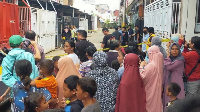Warga Kompleks Perumahan di Kelurahan Tombolo, Kecamatan Somba Opu, Kabupaten Gowa, digegerkan dengan penemuan Orok Bayi di Got depan rumah warga yang kepala dan tubuhnya terpisah, Jumat (12/08/2022). (Istimewa)