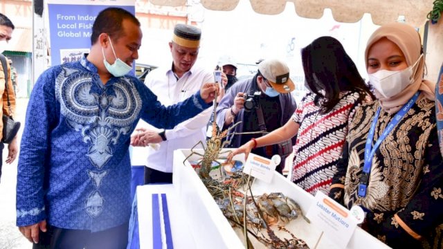 Gubernur Sulsel Andi Sudirman Sulaiman, saat melepas ekspor hasil perikanan dan kelautan, Jumat (12/08/2022). (Istimewa)