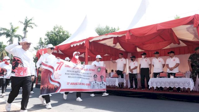Pemkab Gowa kembali menggelar gerak jalan santai antar SKPD dan organisasi kemasyarakatan lingkup Kabupaten Gowa dalam rangka memeriahkan HUT RI ke-77. (Dok. Humas Gowa)