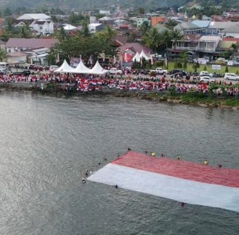 Sulbar Kibarkan Merah Putih Seberangi Teluk Mamuju