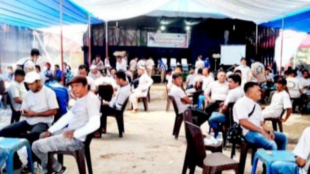 Para peserta turnamen domino saat mengikuti lomba. (Foto: Rustam/Republiknews.co.id)