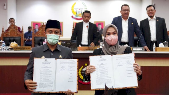 Gubernur Sulsel Andi Sudirman Sulaiman, bersama Ketua DPRD Sulsel Andi Ina Kartika Sari saat menandatangani KUA-PPAS TA 2023, Jumat (12/08/2022). (Istimewa)