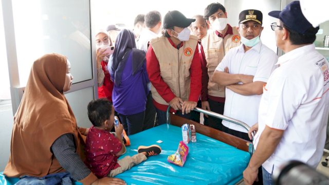 Gubernur Sulsel Andi Sudirman Sulaiman, saat meninjau pemeriksaan celah bibir dan langit-langit di Puskesmas Ponre, Kabupaten Bone, Sabtu (13/08/2022). (Istimewa)