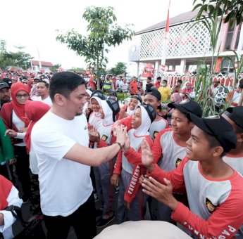 Ramaikan Peringatan HUT RI, Bupati Gowa Bersama Ribuan Warga Ikut Gerak Jalan Santai