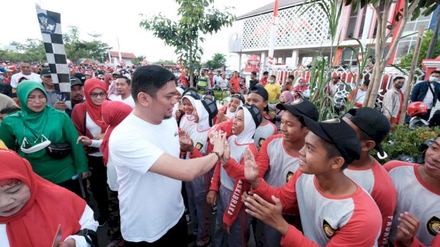 Bupati Gowa, Adnan Purictha Ichsan bersama ribuan warga saat mengikuti gerak jalan santai yang digelar Pemkab Gowa. (Foto: Humas Pemkab Gowa)