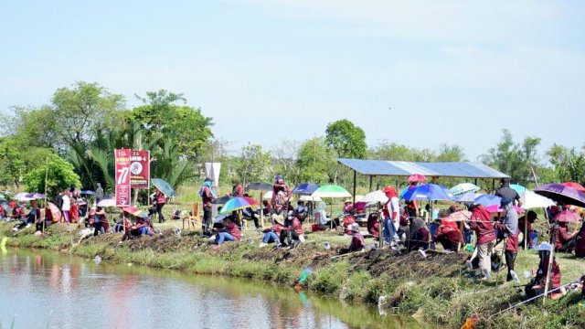 Meriahkan Hari Darma Karyadika (HDKD) ke-77 Tahun, Kakanwil Kemenkumham Sulsel menggelar Mancing Mania Turnamen di Kolam Pemancingan, Jalan Bontoloe (Pondok Sawah), Kelurahan Kapasa Raya, Kecamatan Tamalanrea, Makassar. (Dok. Kakanwil Kemenkumham Sulsel)