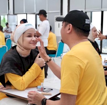Bupati Gowa Antusias Ikut Lomba Make Up Pasangan, Priska Terkesima Hasilnya