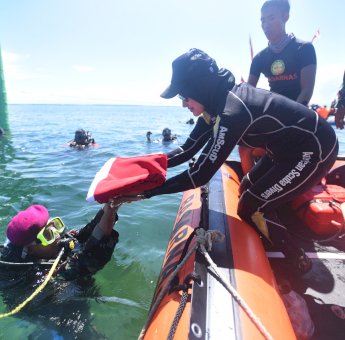 Bupati Luwu Utara Pimpin Pengibaran Bendera Merah Putih dari Dasar Laut Munte