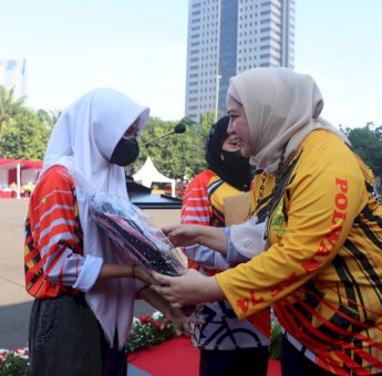 Sambut Hari Jadi Polwan RI ke-74, Polwan Polda Metro Jaya Olahraga Bersama dan Berikan Santunan Anak Yatim