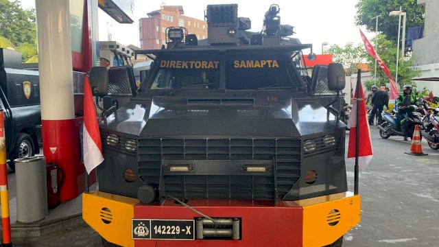 Pemasangan Bendera Merah Putih di Kendaraan Dinas Wilayah Polda Jawa Timur. (Foto: Istimewa)