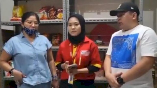 Viral pegawai Alfamart Minta Maaf ke Wanita Yang Mencuri Coklat. (Ist)