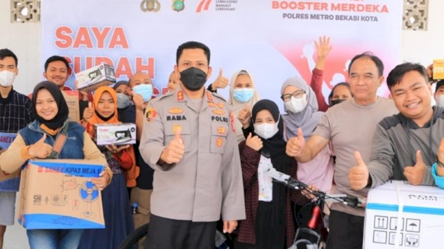 Wakapolres Bekasi Kota AKBP Rama Samtama Putra, membagikan Doorprize untuk peserta vaksin booster Merdeka. (Foto: Istimewa)