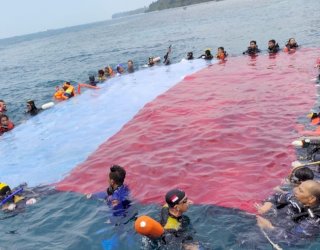 Sambut HUT RI ke 77&nbsp; Polairud Polda Banten Upacara Kibarkan Bendera Merah Putih di Pulau Sangyang