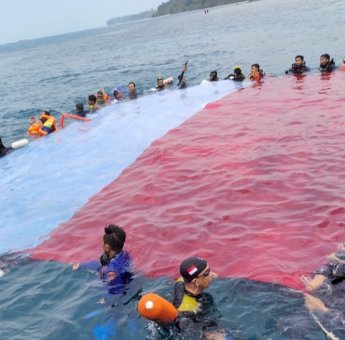 Sambut HUT RI ke 77&nbsp; Polairud Polda Banten Upacara Kibarkan Bendera Merah Putih di Pulau Sangyang