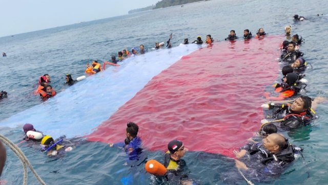 Personel Pol Airud Polda Banten mengibarkan Bendera Merah Putih di Perairan Pulau Sangyang, Cilegon, Banten. (Foto: Istimewa)