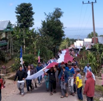 HUT RI ke-77, Bendera Berukuran 77 Meter Diarak Warga ke Puncak Bontolojong Jeneponto