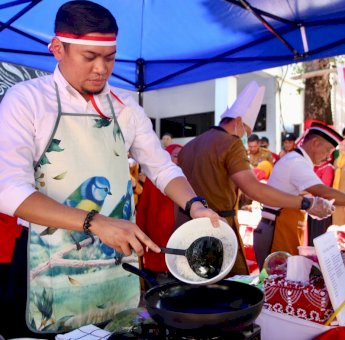 Ikut Lomba HUT RI, Bupati Gowa Antusias Masak Nasi Goreng