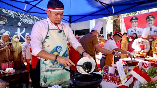Bupati Gowa Adnan Purictha Ichsan, saat mengikuti lomba masak nasi goreng di Halaman Parkir Belakang Kantor Bupati Gowa, Jalan Masjid Raya, Senin (15/08/2022). (Dok. Humas Gowa)