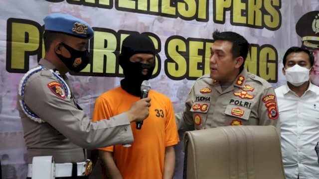 Kapolres Serang AKBP Yudha Satria, berbincang dengan pelaku rampok Toko HP, saat Konferensi pers, Senin (15/08/2022). (Foto:Istimewa)