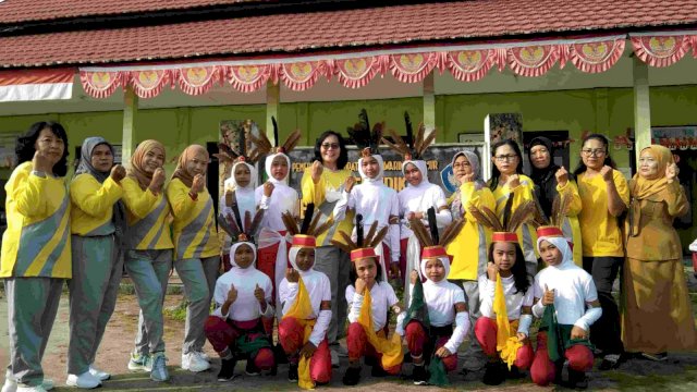 Kepala sekolah SDN 4 Baamang Hilir Kotim bersama para guru dan siswa yang mengikuti lomba senam pelajar pancasila.(Istimewa)