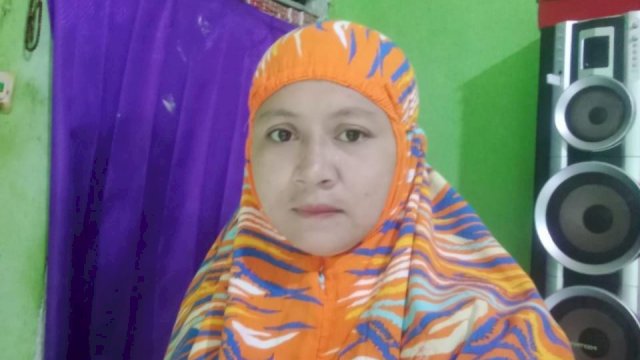 Kasma Isteri Daeng Sirua. Kasma kini ditahan di Mapolres Gowa dengan tuduhan pengeroyokan terhadap penagih utang yang datang kerumahnya. (Istimewa)