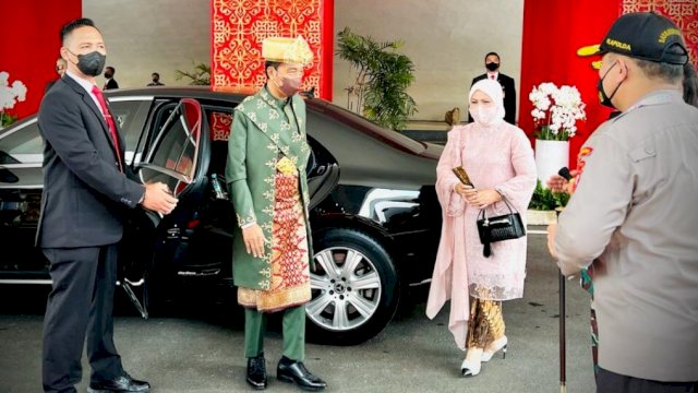 Presiden Joko Widododan Ibu Iriana saat tiba di Gedung DPR/MPR RI, Dalam Sidang Tahunan, Selasa (16/08/2022). (Foto: Istimewa)