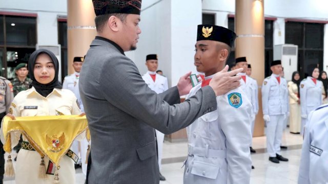 Bupati Gowa Adnan Purictha Ichsan, saat mengukuhkan puluhan anggota Paskibraka Kabupaten Gowa di Baruga Tinggimae, Rujab Bupati Gowa, malam kemarin. (Dok. Humas Gowa)