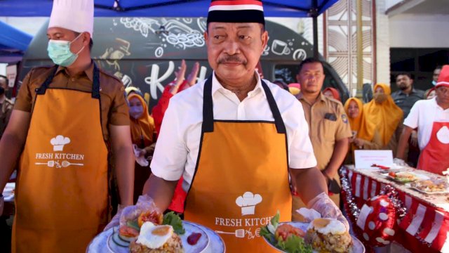 Wabup, Gowa Abd. Rauf Malaganni berhasil menjadi juara 1 pada lomba memasak nasi goreng dalam rangka memperingati HUT Kemerdekaan RI ke-77 Tahun di Halaman Belakang, Kantor Bupati Gowa. (Dok. Humas Gowa)