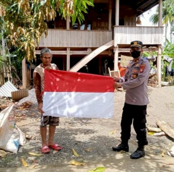 Polres Soppeng Bagikan Bendera Merah Putih ke Masyarakat
