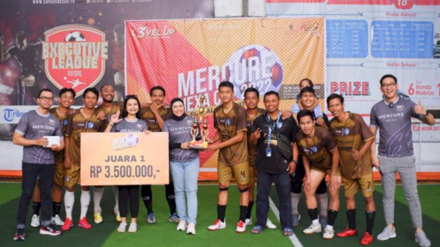 Pelindo FC berhasil menjuarai kompetisi Mercure Nexa Cup. Kegiatan ini dalam rangka memeriahkan HUT ke-3 Tahun Mercure Hotel Makassar. (Dok. Mercure Hotel Makassar)