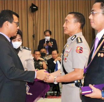 Mantan Ajudan Wapres Raih Penghargaan Wibawa Seroja Nugraha