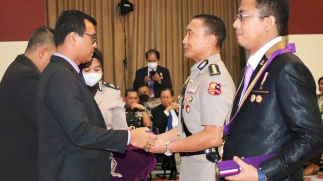 Kombes Pol Sabilul Alif Terima Penghargaan Wibawa Seroja Nugraha Dengan Peringkat Akademil Tertinggi Dan Karya Perorangan Terbaik Dari PPRA LXIII Lemhanas 2022. (Ist)