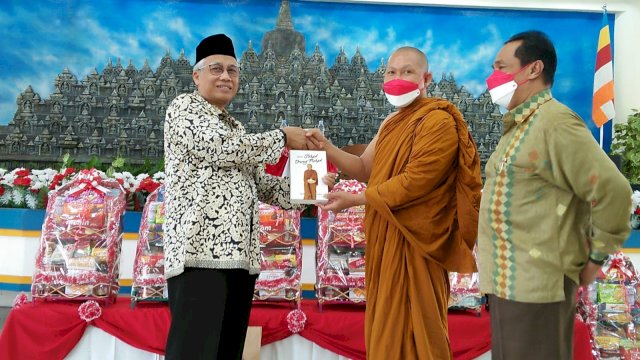 Prof. Amin Abdullah menerima bingkisan buku 'Orang Tekad Orang Nekad' karya Bhante di Aula Vihara Dhammasoka, Kota Banjarmasin, Selasa (16/08/2022). (Foto: Rahim Arza/Republiknews.co.id)