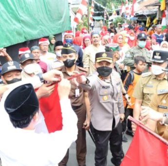 Pemkot Bersama Forkopimda JakBar Bagikan 10 Juta Bendera Merah Putih Gratis