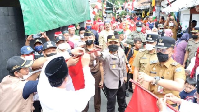 Walikota Bersama Forkopimda Jakarta Barat membagikan bendera merah putih kepada warga, Selasa (16/08/2022). (Ist)