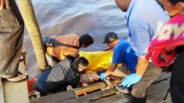 Petugas bersama warga saat mengevakuasi jenazah nelayan Desa Satiruk yang ditemukan di kelotok miliknya.(Istimewa)