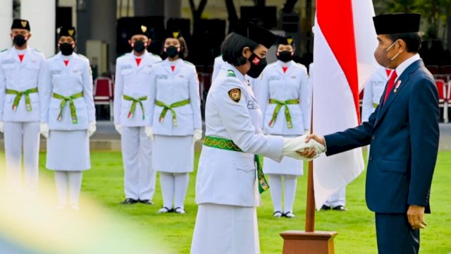 Presiden Joko Widodo mengukuhkan 68 pelajar SMA menjadi anggota Pasukan Pengibar Bendara Pusaka (Paskibraka) Tahun 2022 di halaman Istana Merdeka, Jakarta, pada Senin, 15 Agustus 2022. (Istimewa)
